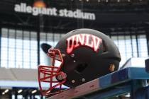 Un casco de fútbol de la UNLV se ve dentro del Estadio Allegiant, donde el equipo jugará sus ...