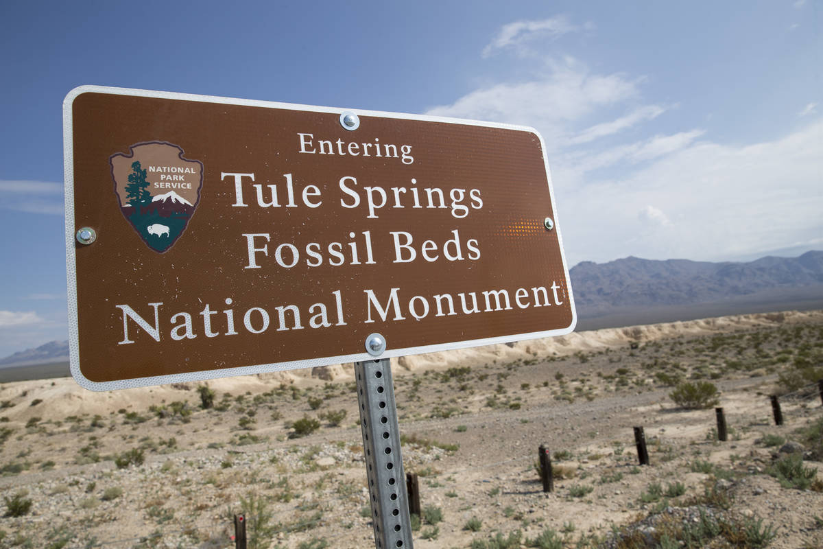 Un letrero marca el límite del Tule Springs Fossil Beds National Monument en Las Vegas en esta ...