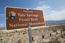 Un letrero marca el límite del Tule Springs Fossil Beds National Monument en Las Vegas en esta ...