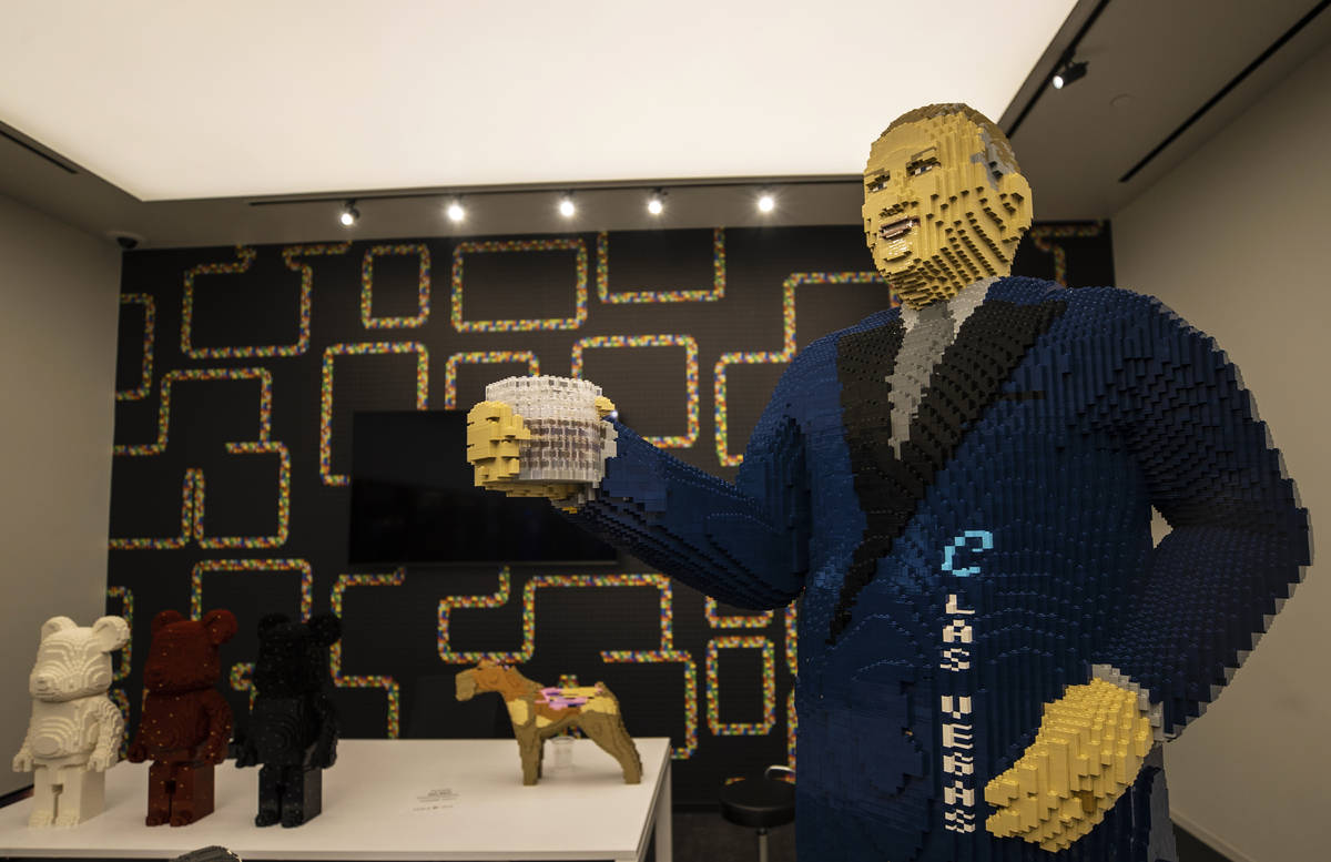 Una estatua de Legos de tamaño real del ejecutivo Derek Stevens en Circa el lunes, 19 de octub ...