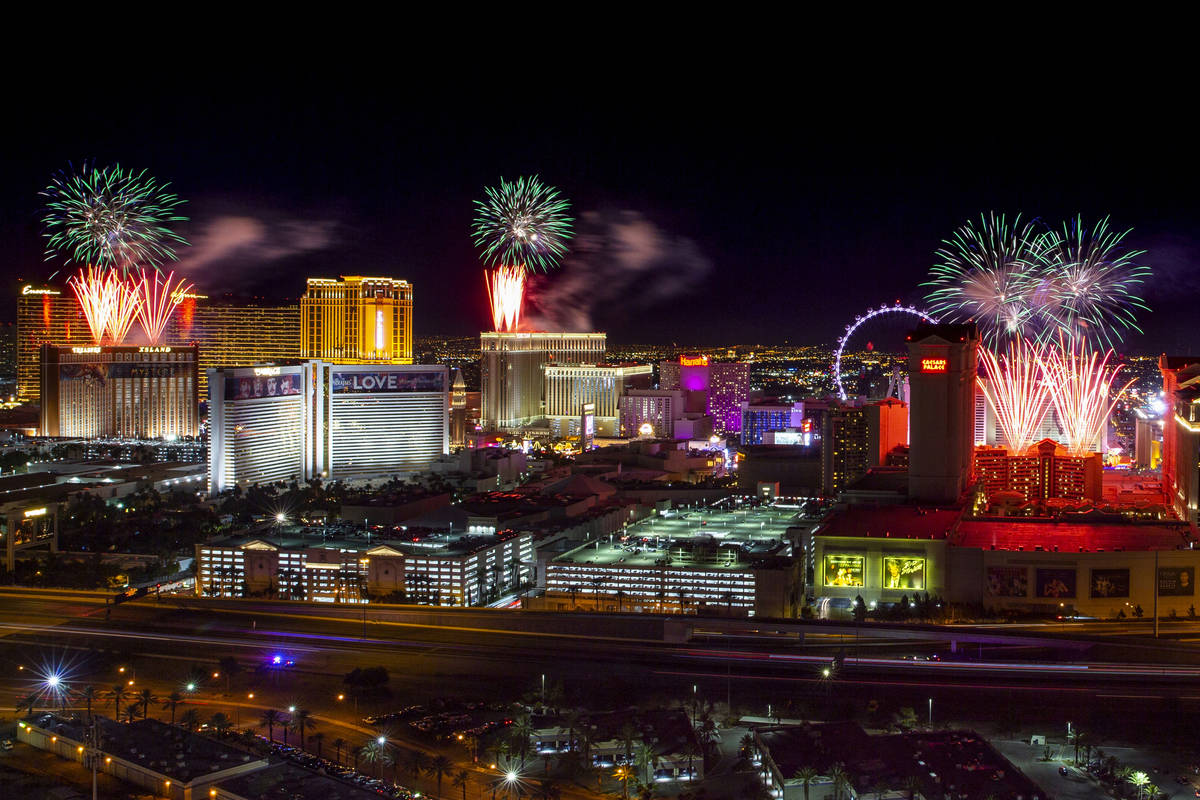 Fuegos artificiales de la víspera de Año Nuevo estallan sobre el Strip, vistos desde el VooDo ...