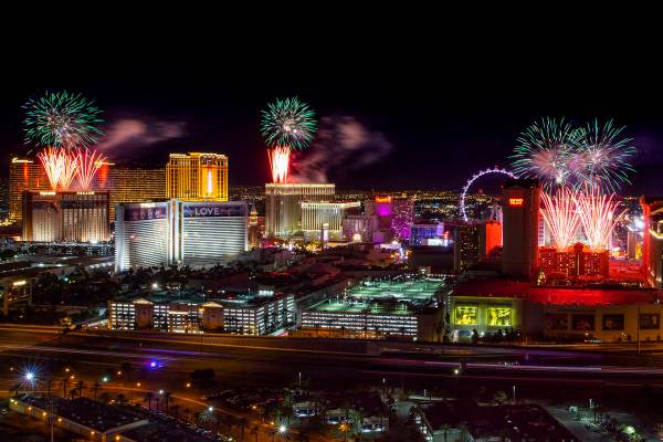 Fuegos artificiales de la víspera de Año Nuevo estallan sobre el Strip, vistos desde el VooDo ...