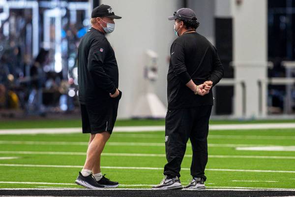 El entrenador principal de los Raiders de Las Vegas, Jon Gruden, izquierda, y el coordinador de ...