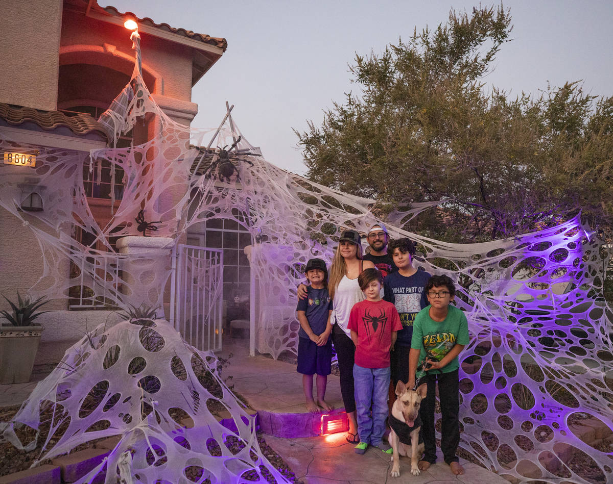 Tiffany y Leroy García con sus cuatro hijos frente a su casa en Las Vegas el lunes, 19 de octu ...