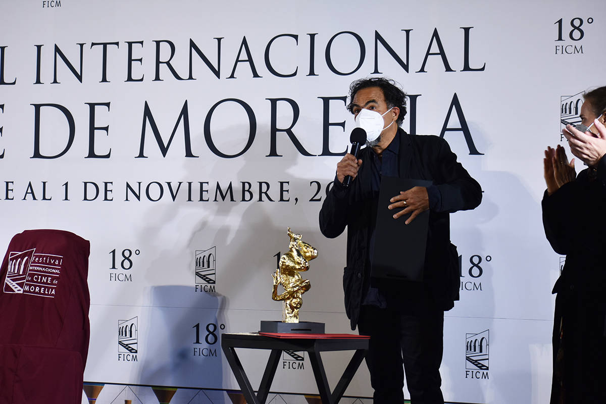 El director mexicano, Alejandro González Iñárritu, recibió tres reconocimientos durante la ...
