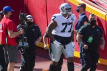 El tackle ofensivo de los Raiders de Las Vegas, Trent Brown (77), sale al campo antes de un par ...