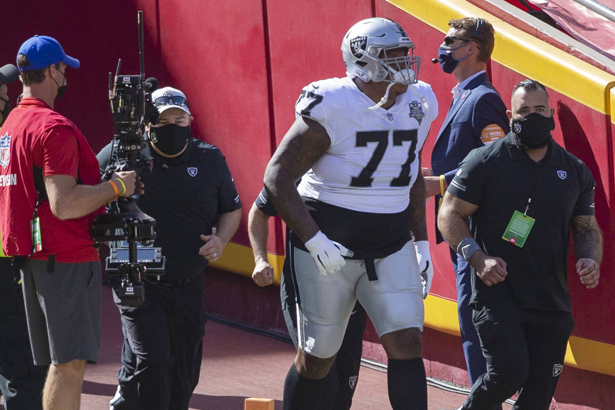 El tackle ofensivo de los Raiders de Las Vegas, Trent Brown (77), sale al campo antes de un par ...