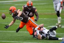 El tight end de los Cleveland Browns, Harrison Bryant (88), pierde el balón mientras es atacad ...