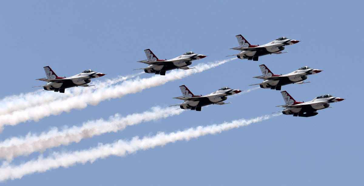 Los Thunderbirds de la Fuerza Aérea de EE.UU. vuelan sobre el Strip en Las Vegas visto desde T ...