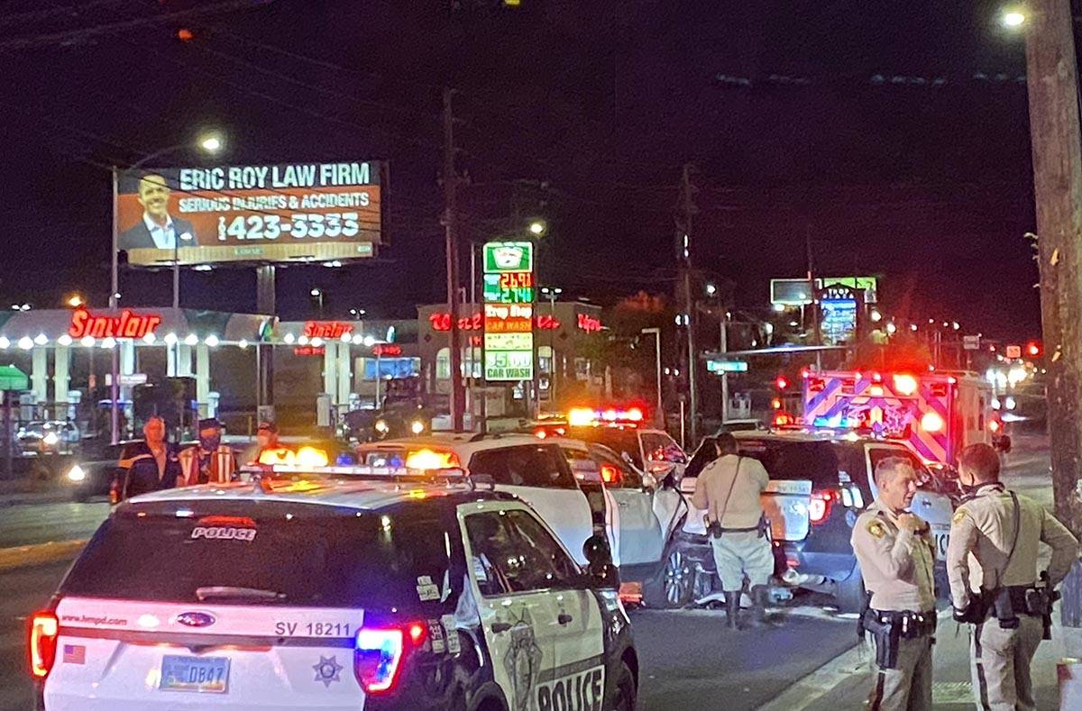 La policía de Las Vegas investiga un choque entre una patrulla policial y otro vehículo cerca ...