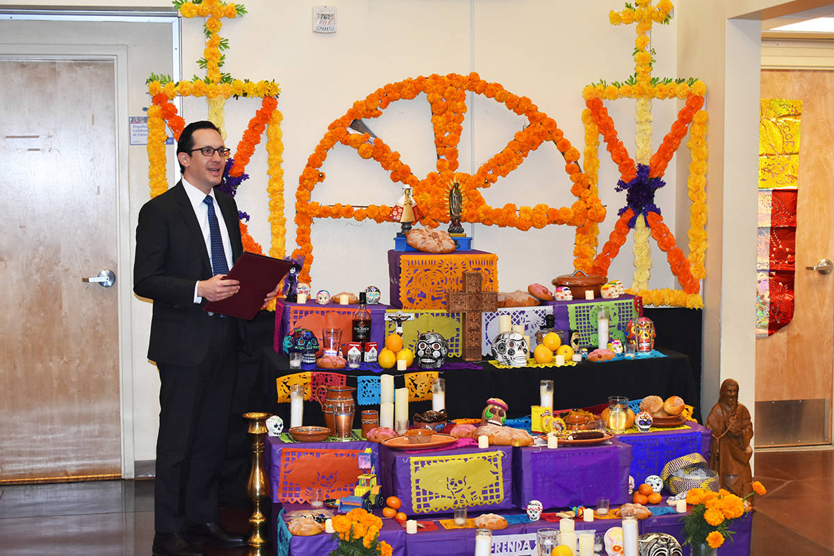 El cónsul de México en Las Vegas, Julián Escutia, explicó el significado del altar de muert ...