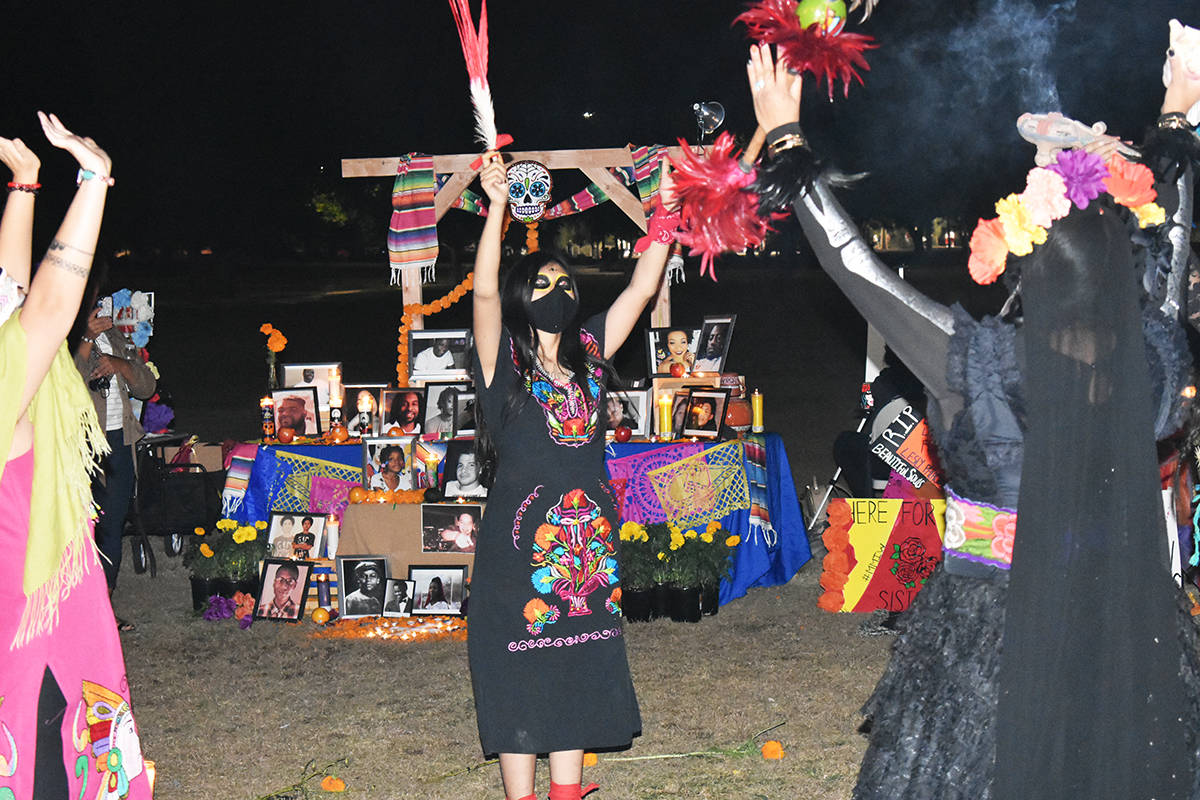 El grupo Calpulli Tlatelolco ofrece una danza azteca durante una celebración por el Día de Mu ...