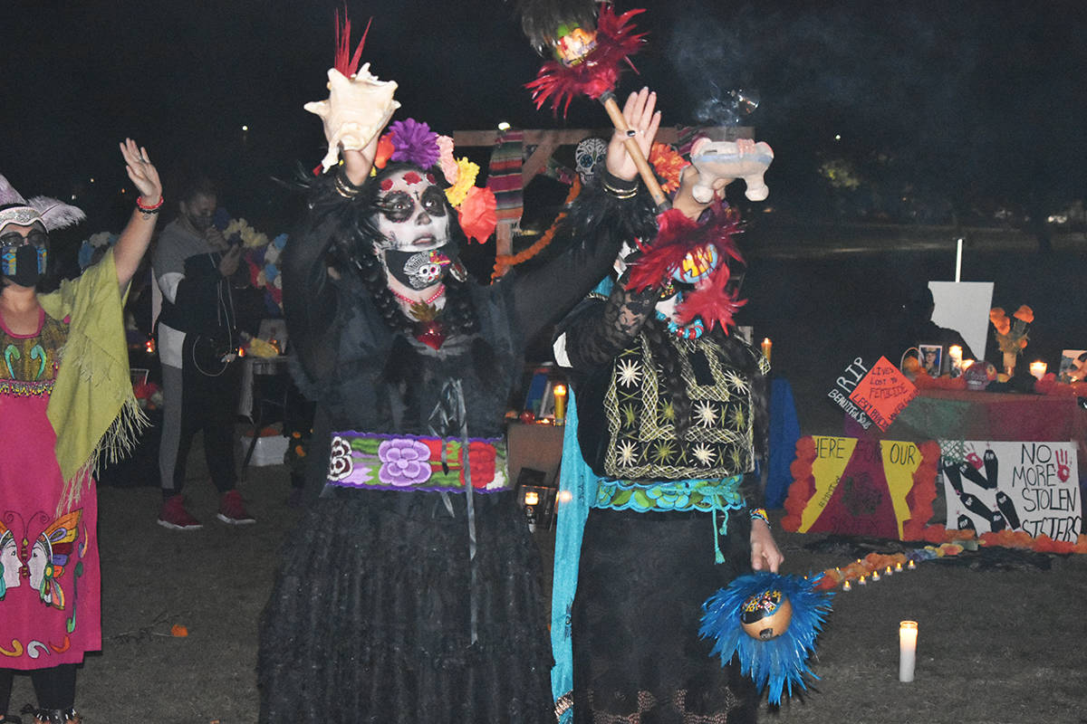 El grupo Calpulli Tlatelolco ofrece una danza azteca durante una celebración por el Día de Mu ...