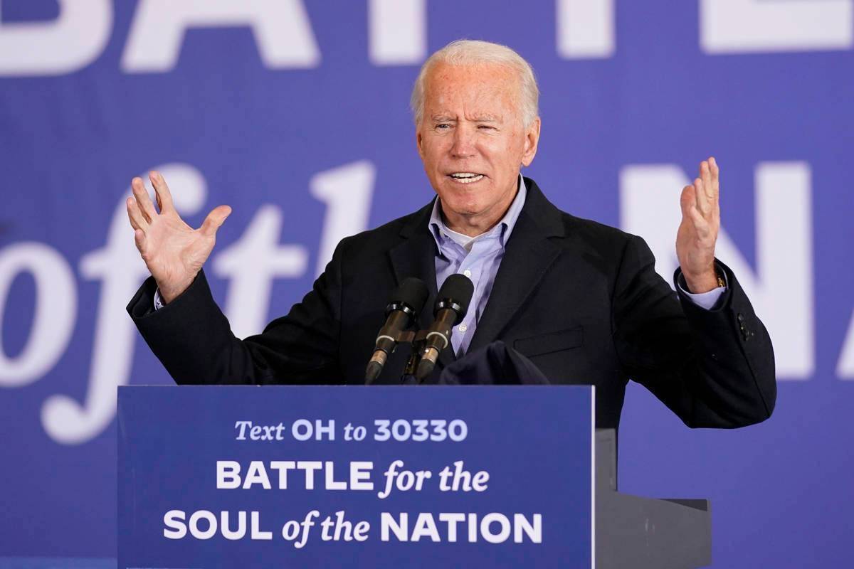 El ex-vicepresidente Joe Biden, candidato presidencial demócrata, habla en un mitin en el aero ...
