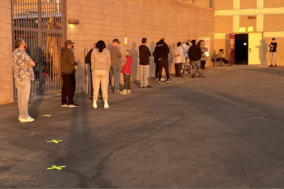 La gente hace fila para votar en Desert Breeze Community Center de Las Vegas el martes, 3 de no ...