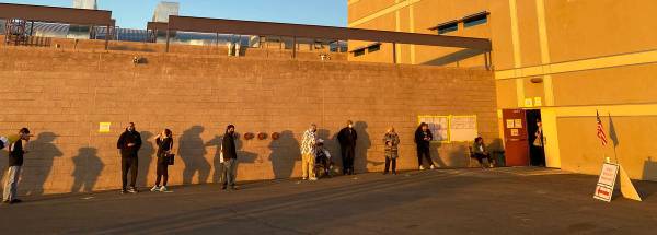 Gente espera para votar a las 6:29 a.m. para que las urnas abran a las 7 a.m. en el Centro Comu ...