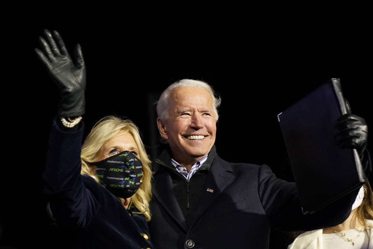 El candidato presidencial demócrata, el ex vicepresidente Joe Biden, junto a su esposa Jill Bi ...
