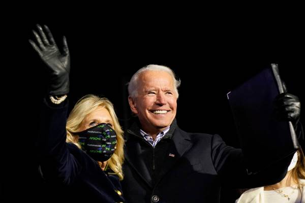 El candidato presidencial demócrata, el ex vicepresidente Joe Biden, junto a su esposa Jill Bi ...