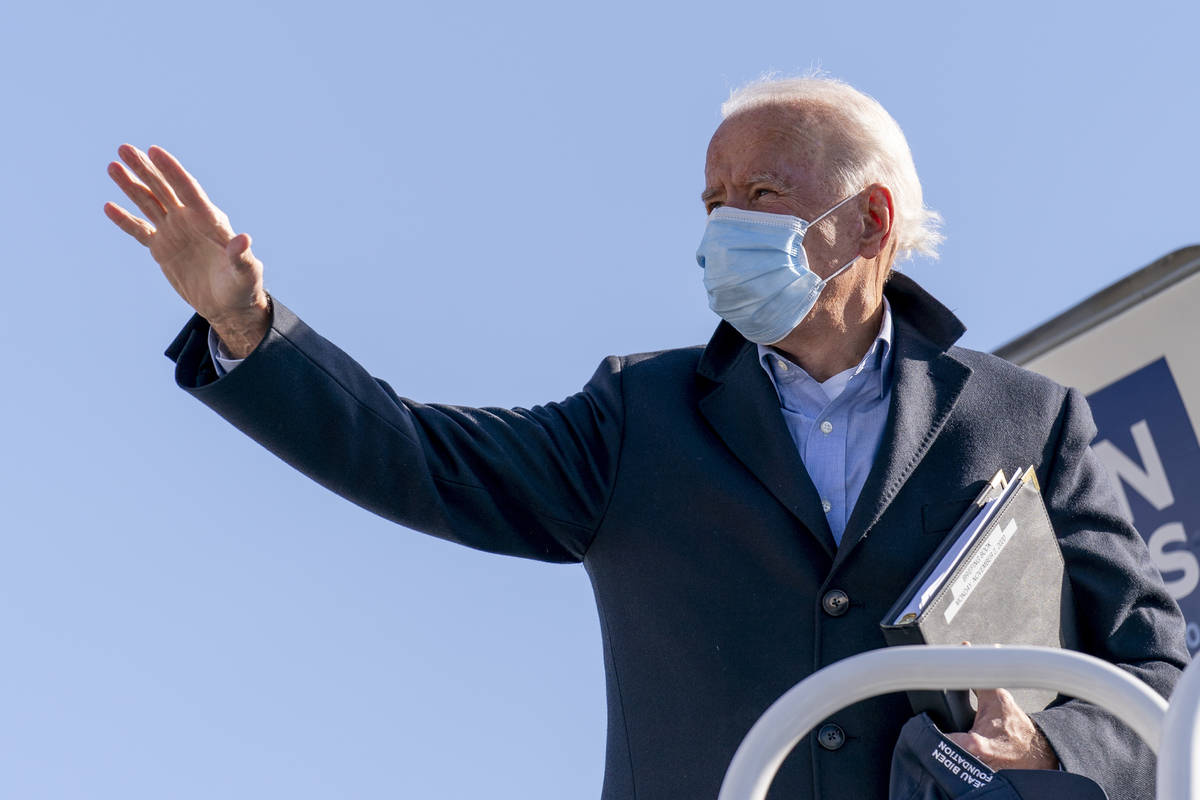 El candidato presidencial demócrata, el ex vicepresidente Joe Biden, sube a su avión de campa ...
