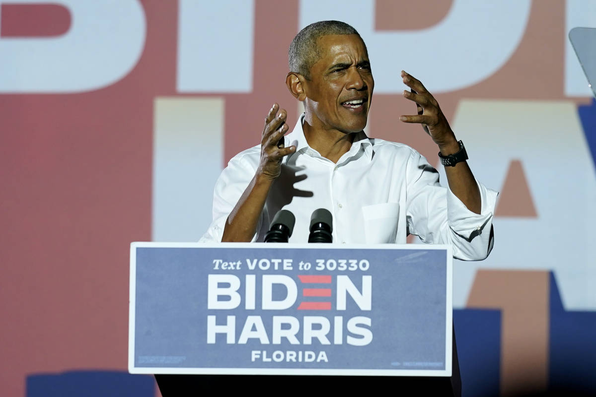 El ex presidente Barack Obama habla en un mitin mientras hace campaña por el candidato preside ...