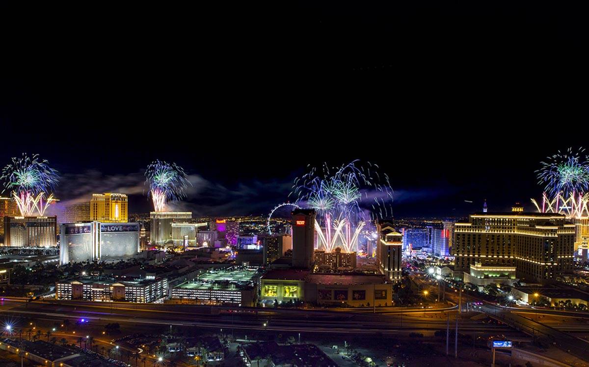 Fuegos artificiales de la víspera de Año Nuevo estallan sobre el Strip, vistos desde VooDoo R ...
