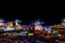 Fuegos artificiales de la víspera de Año Nuevo estallan sobre el Strip, vistos desde VooDoo R ...