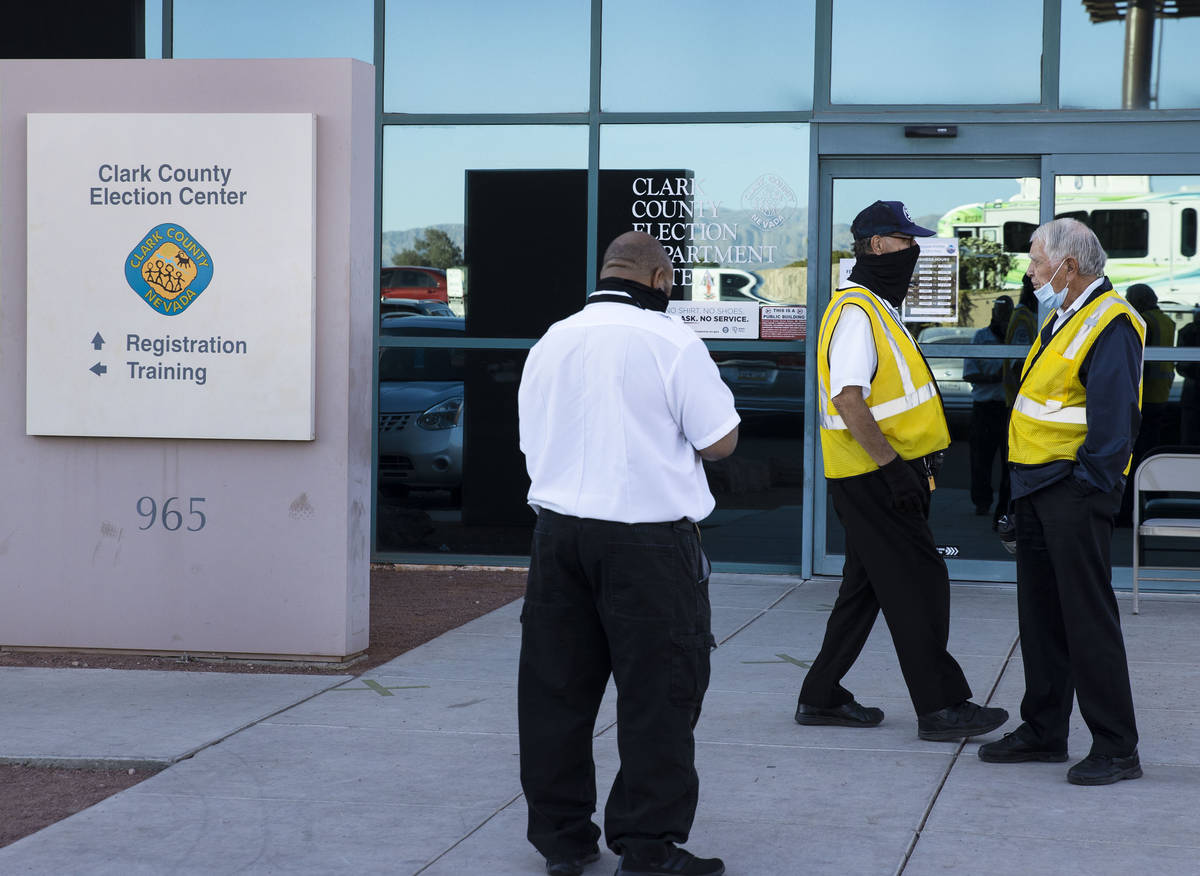 Guardias de seguridad afuera del Centro de Elecciones del Condado Clark el miércoles, 4 de nov ...