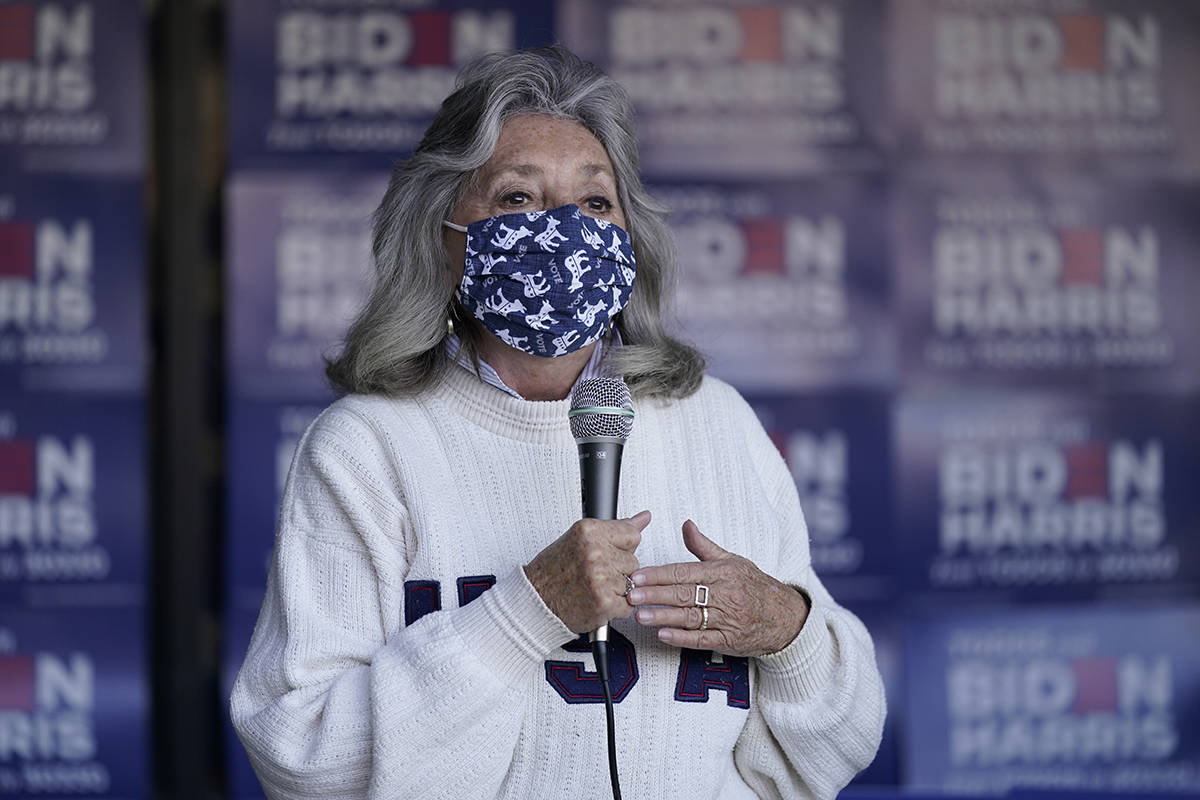 La representante Dina Titus, demócrata por Nevada, habla en un evento de movilización de vota ...