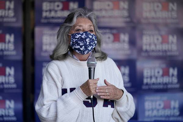 La representante Dina Titus, demócrata por Nevada, habla en un evento de movilización de vota ...