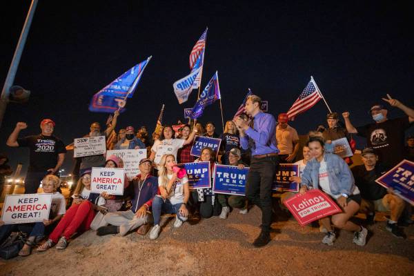 Partidarios del presidente Donald Trump posan para una foto mientras protestan fuera del edific ...