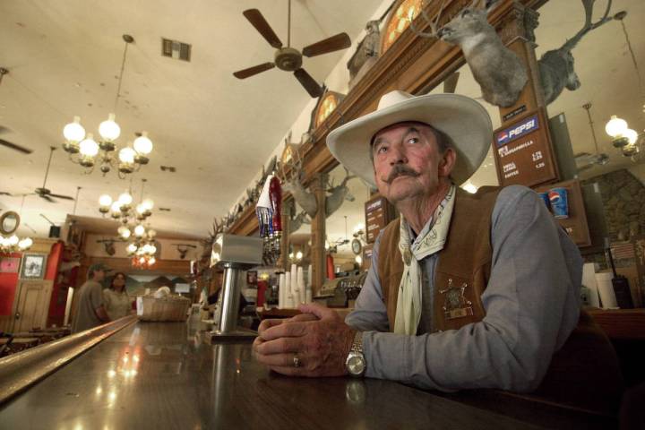 En esta foto de archivo del 26 de septiembre de 2004, Joe McMasters, bartender y conductor de u ...