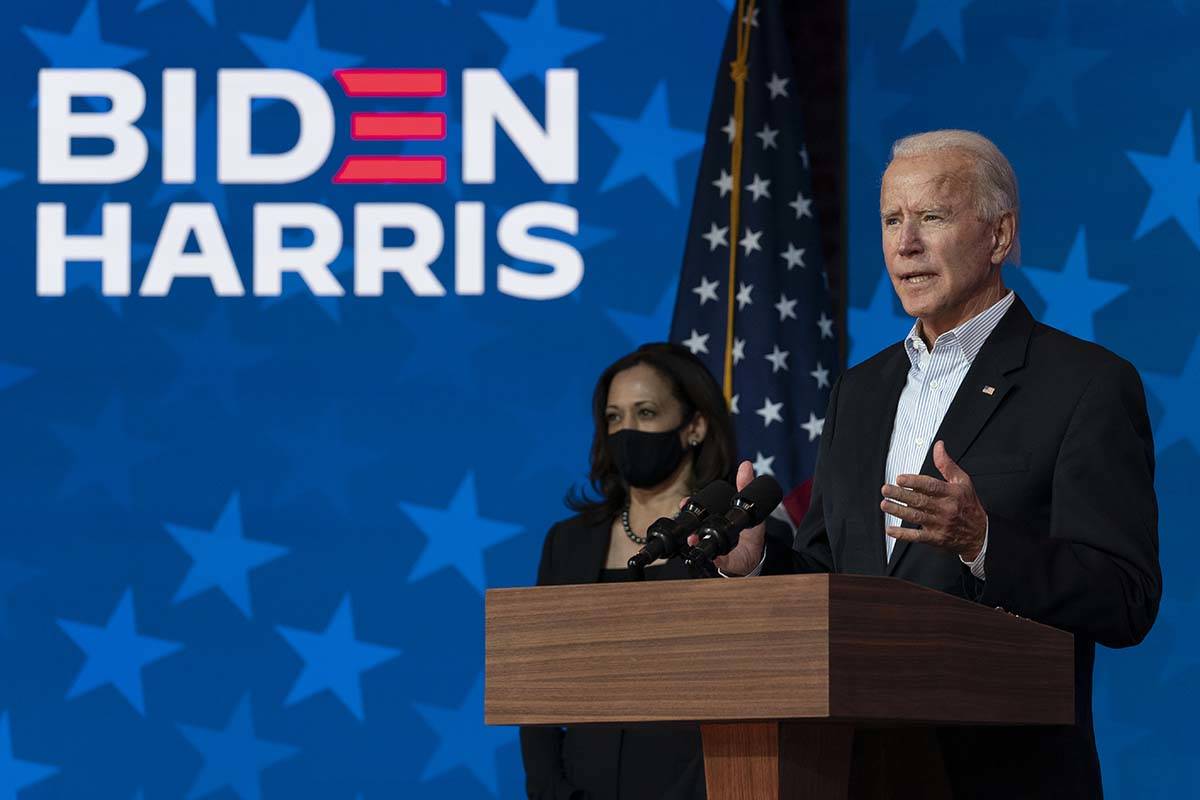El candidato presidencial demócrata, el ex vicepresidente Joe Biden, junto con la candidata de ...