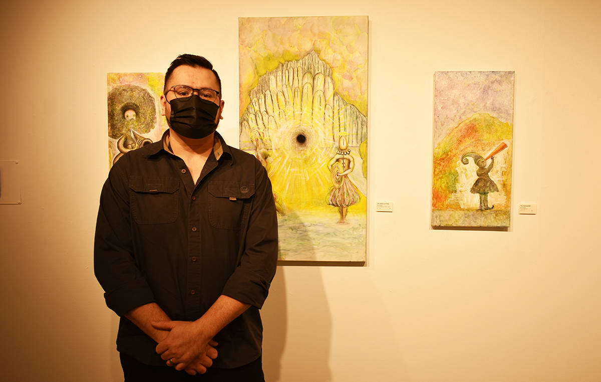 Rigoberto Cárdenas posa al lado de algunas de sus obras que integran la exhibición “Sueños ...