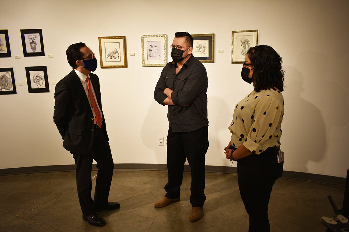Rigoberto Cárdenas da una explicación a los invitados sobre su exhibición “Sueños y Parei ...