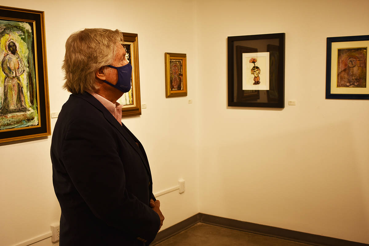 El comisionado Tick Segerblom observa una de las obras que integran la exhibición “Sueños y ...
