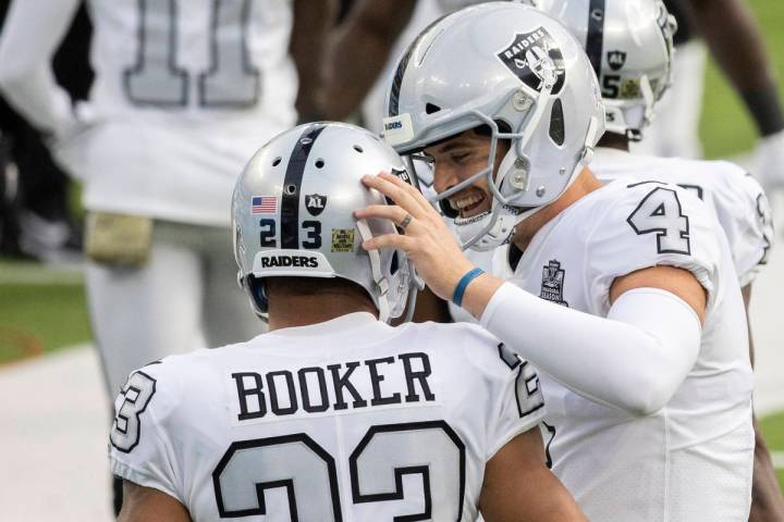 El mariscal de campo de los Raiders de Las Vegas, Derek Carr (4), celebra un touchdown del corr ...