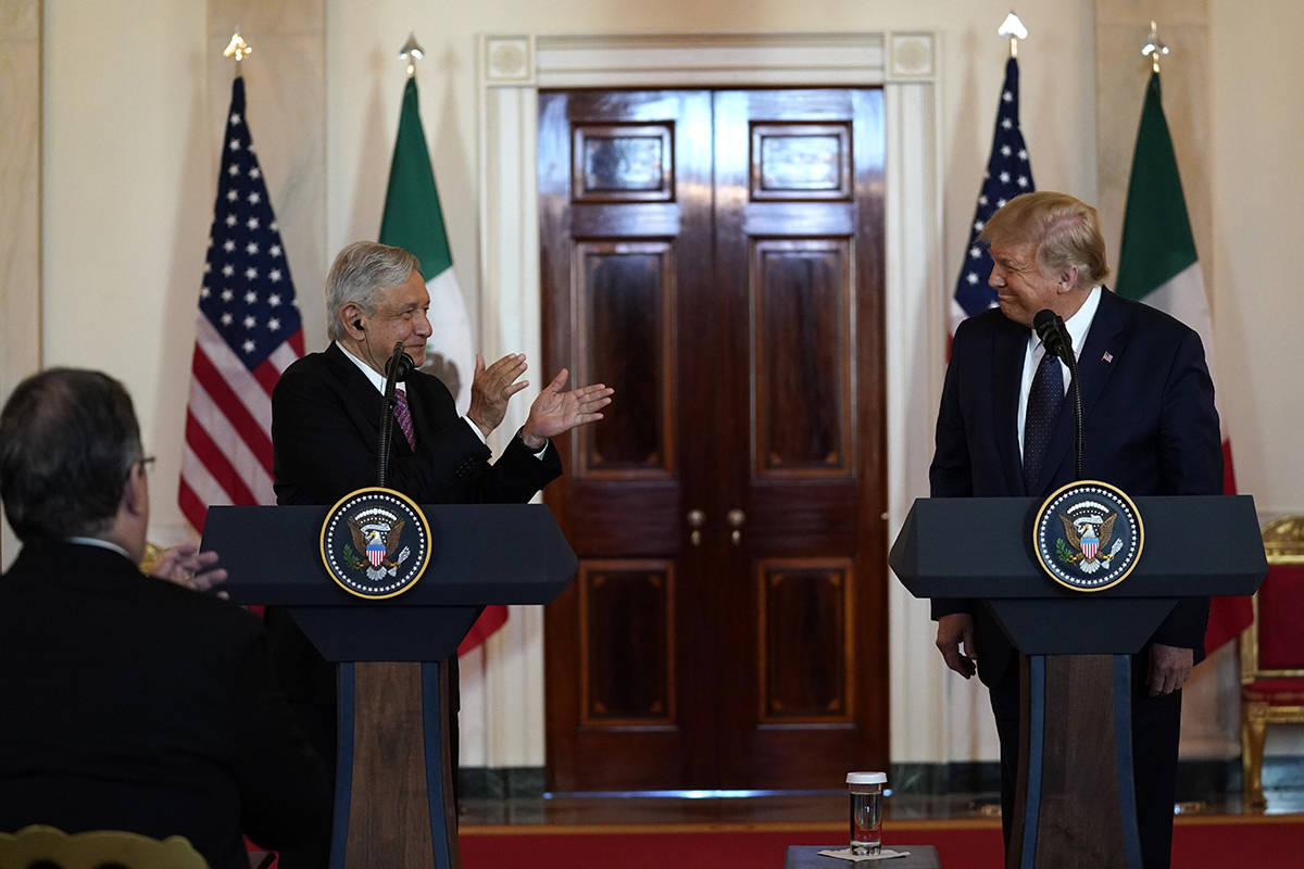 En esta foto de archivo, el presidente mexicano Andrés Manuel López Obrador aplaude mientras ...