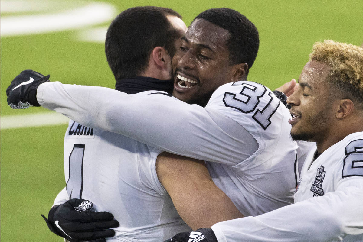 El cornerback de los Raiders de Las Vegas, Isaiah Johnson (31), recibe un abrazo del quarterbac ...