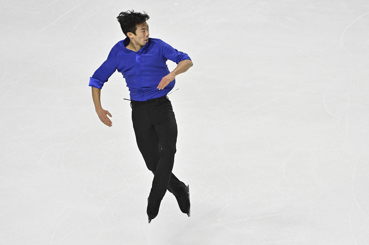 Nathan Chen, de los Estados Unidos, compite durante el programa de patinaje libre masculino en ...