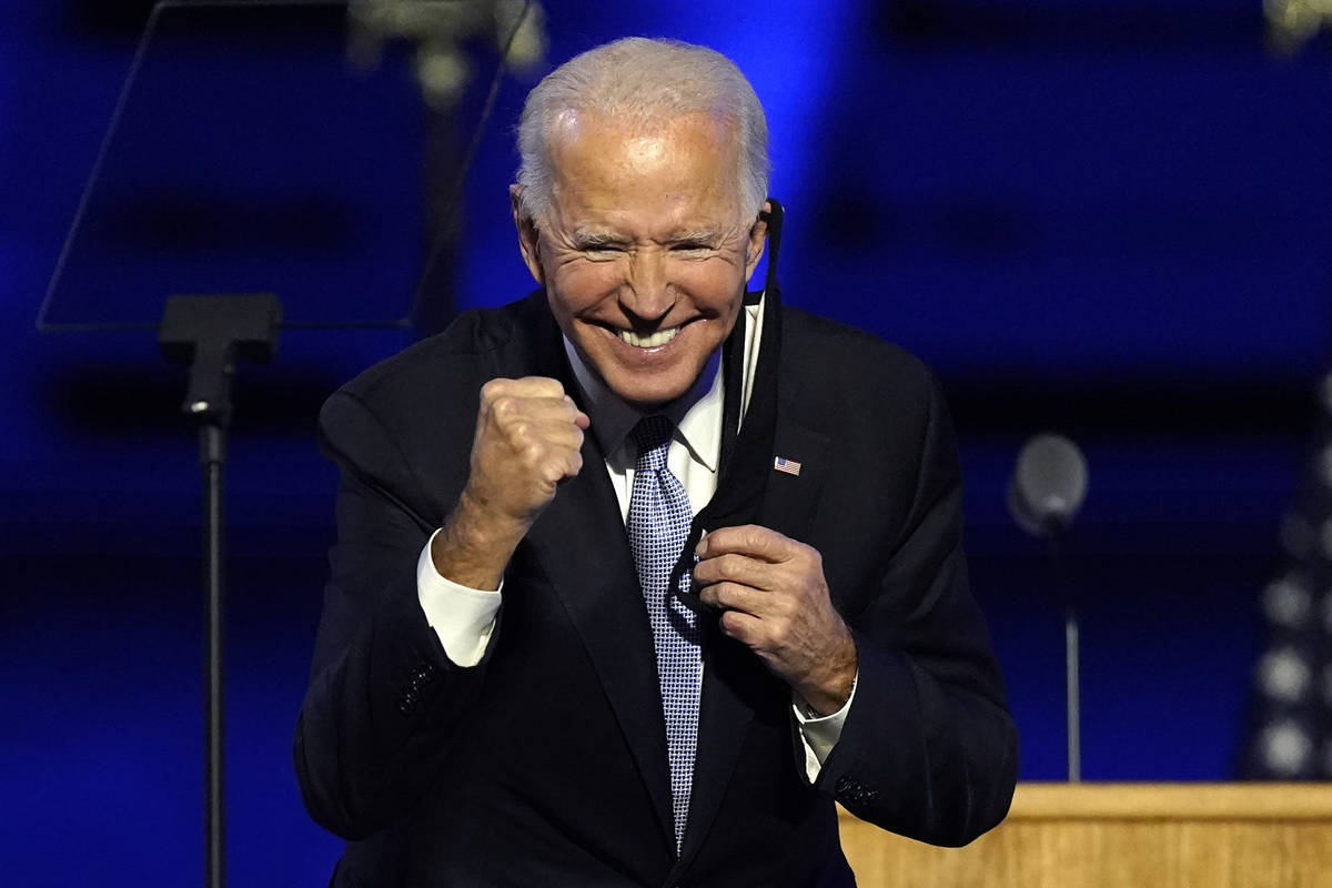 El presidente electo Joe Biden hace un gesto a sus seguidores el sábado, 7 de noviembre de 202 ...