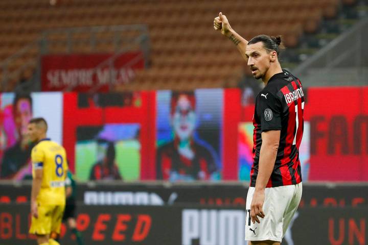 Zlatan Ibrahimovic del AC Milan celebra después de anotar el segundo gol de su equipo durante ...