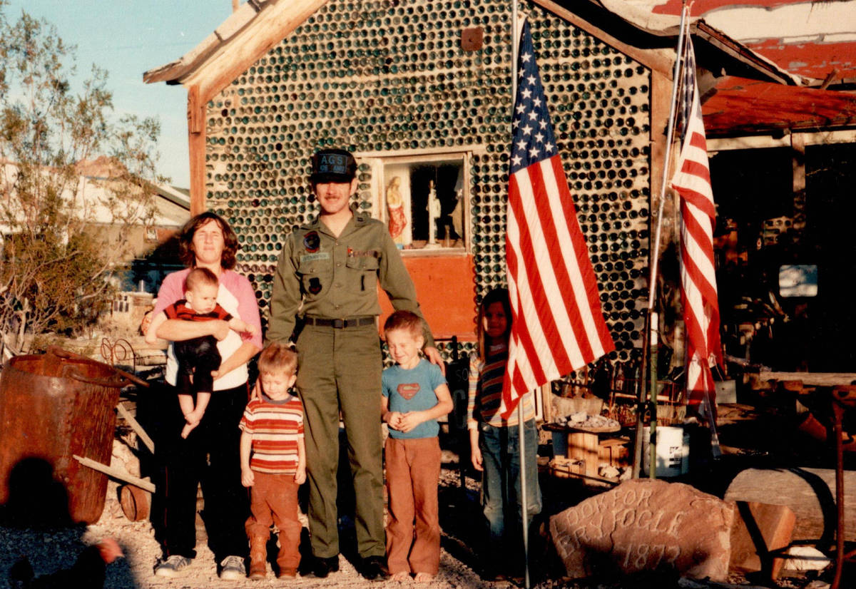 La familia Thompson recibió un visitante uniformado a finales de 1984. (Thompson family)
