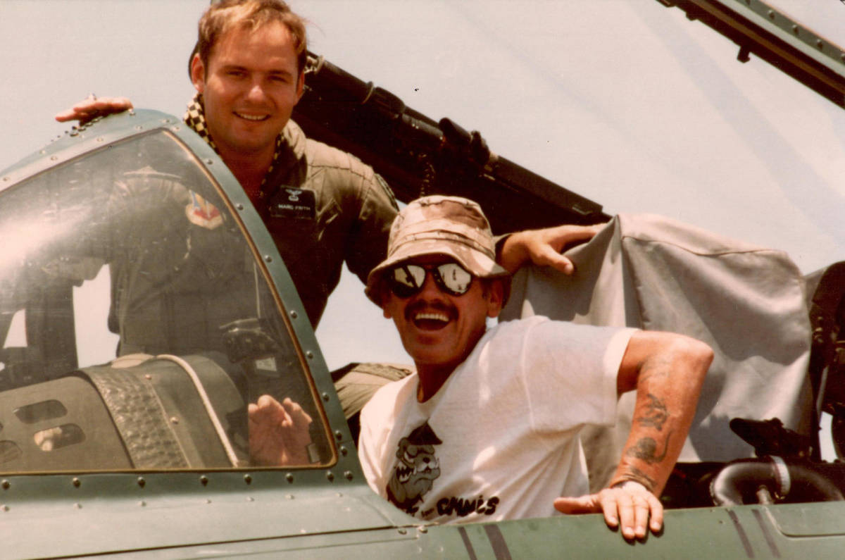 Evan Thompson y el Capitán de la Fuerza Aérea, Marc Frith, en un evento en la Base Aérea de ...