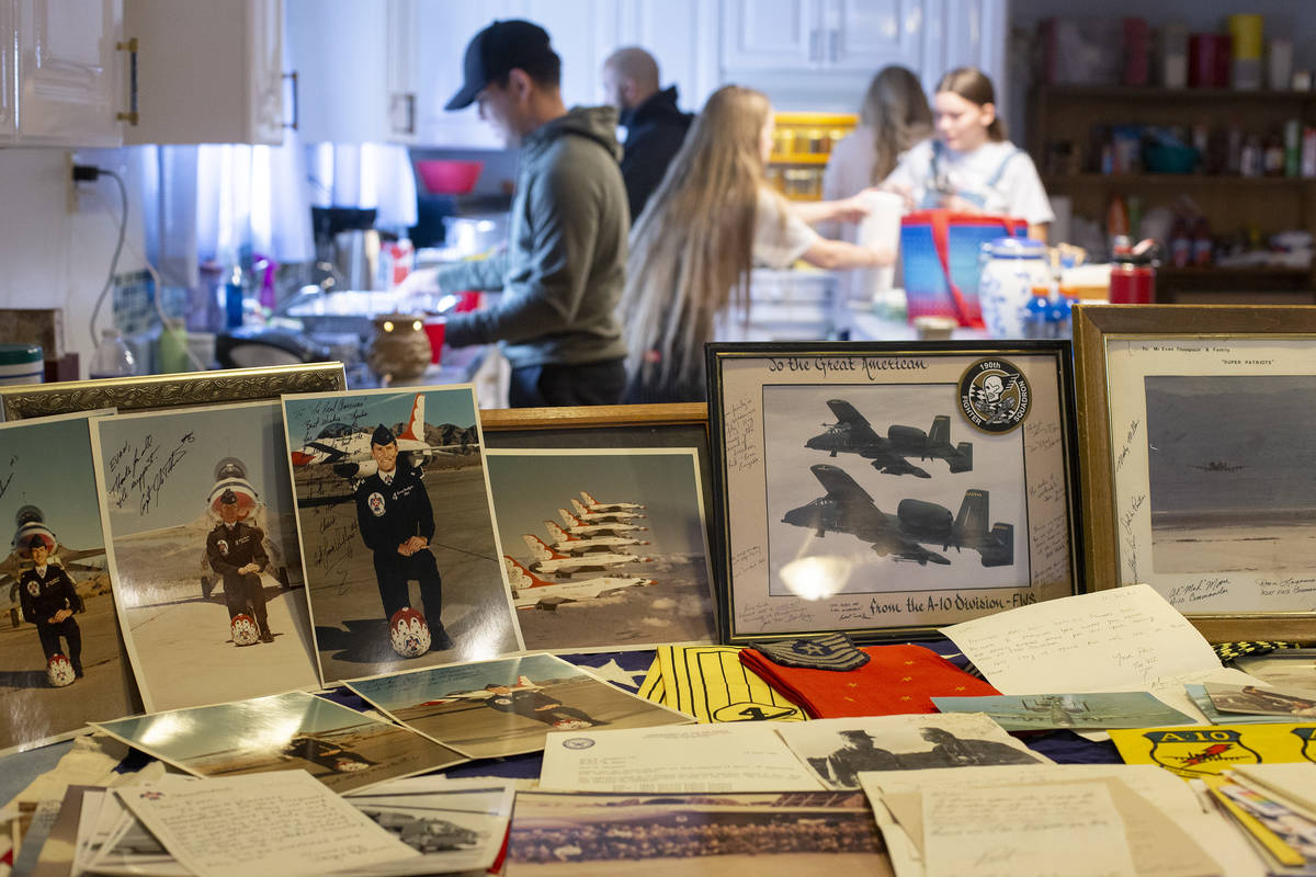 Fotos y artículos honran al veterano de la Marina, Evan Thompson III, mientras su familia y am ...