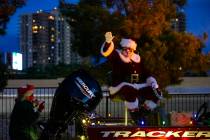 Santa Claus saluda a la gente durante un desfile en las tiendas Bass Pro en Las Vegas el sábad ...
