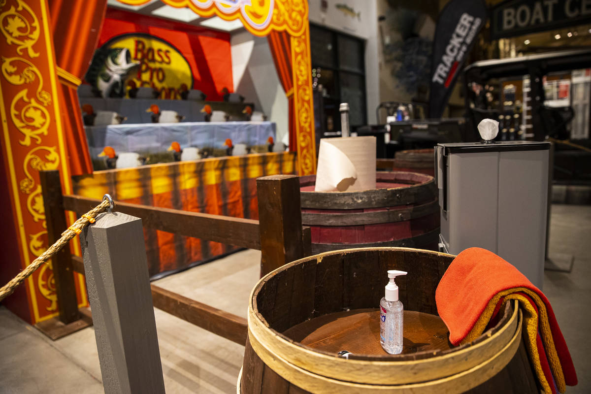 Artículos de higiene en el espacio de Santa's Wonderland en Bass Pro Shops en Las Vegas el sá ...