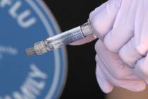 Se prepara una vacuna contra la gripe para entregarla a los miembros del personal de la Fundaci ...