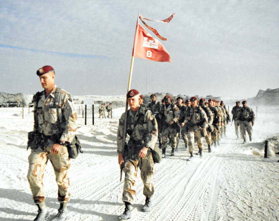 Bravo Company, 27th Engineer Battalion en camino a una ceremonia festiva de Navidad de 1990 dur ...