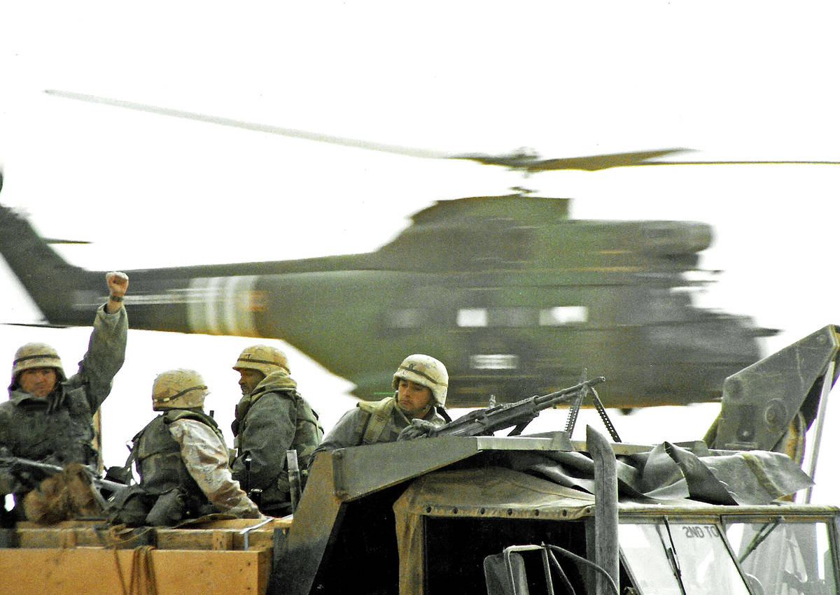 Un helicóptero francés Puma es capturado en pleno vuelo detrás de las tropas estadounidenses ...
