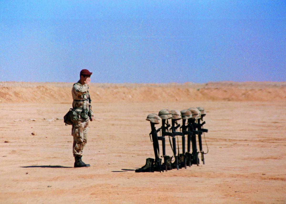 Un soldado que fue herido en una explosión regresa a la escena después de la Guerra del Golfo ...